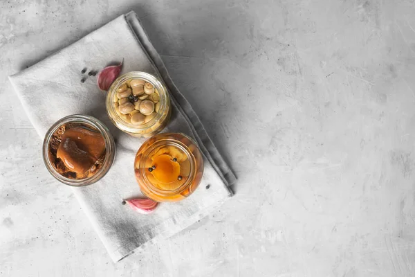 Frasco Vidro Com Cogumelos Enlatados Com Alho Pimenta Comida Fermentada — Fotografia de Stock