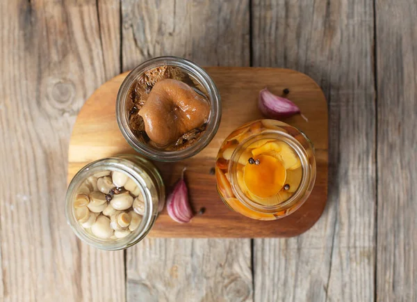 Tarro Vidrio Con Champiñones Enlatados Con Ajo Pimienta Comida Fermentada —  Fotos de Stock