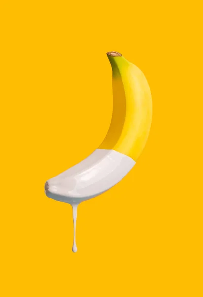 Banana Amarela Com Tinta Cinza Pingando Dele Conceito Minimalista — Fotografia de Stock