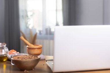 Birisi sanal yemek sınıfını izlemek için bilgisayarı kullanıyor.