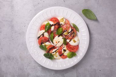 Caprese salatası. Taze domatesli İtalyan ünlü salatası, mozzarella peyniri ve fesleğen.
