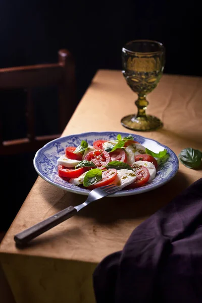 Capresesalade. Italiaanse beroemde salade met verse tomaten, mozzarella kaas en basilicum — Stockfoto