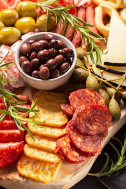 İspanyol jamonu ve sucuklu Charcuterie tahtası. Kapat.