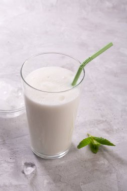 Lassi popüler bir safra, Hindistan 'da yoğurt bazlı soğuk içecek. Lassi yoğurt, su ve baharattan oluşur.