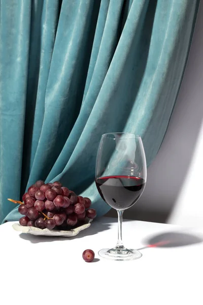 Weinglas Und Trauben Auf Einem Betonpodest Vor Weißem Hintergrund Mit — Stockfoto