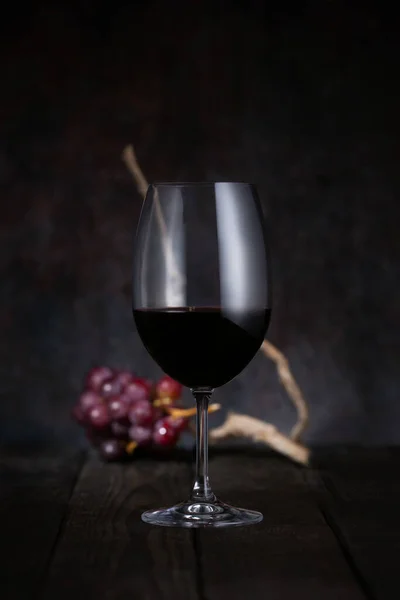 Wijnglas Druiven Takken Een Donkere Achtergrond Verticaal — Stockfoto