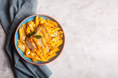 Cajun soslu makarna ve kızarmış tavuk, fotokopi alanı olan üst manzara.