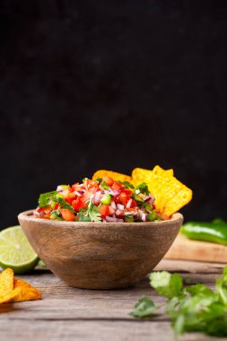 Taze ev yapımı salsa pico de gallo, Meksika mutfağı, siyah arka plan.
