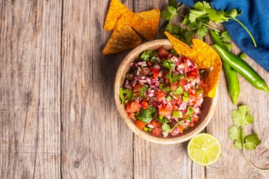Taze bir kase ev yapımı salsa pico de gallo, Meksika mutfağı, düz yatak.