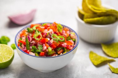 Taze ev yapımı salsa pico de gallo, Meksika mutfağı, yakın çekim.