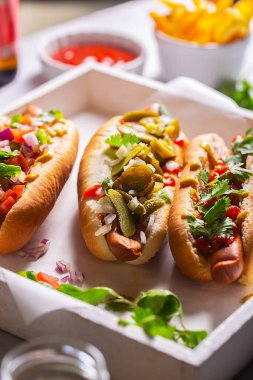 Farklı baharatlı sosisli sandviçler.