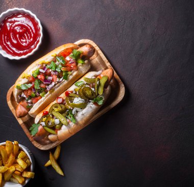 Farklı baharatlı sosisler, fotokopi alanı olan koyu bir arka plan.