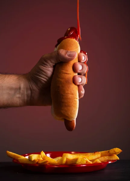 Man Holds Hot Dog His Hand Mustard Drips Hot Dog — Stock Photo, Image