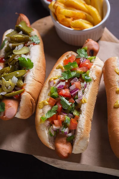 Hot Dog Különböző Fűszeres Feltétek Közelről Szelektív Fókusz — Stock Fotó