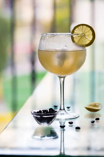 Koude Alcoholische Cocktail Cuba Libre Een Glas Met Citroen Koffiebonen — Stockfoto