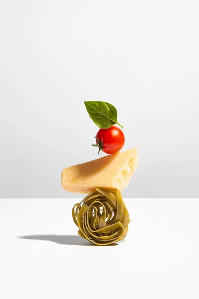 Креативне натюрморт з балансуванням їжі на білому тлі — стокове фото