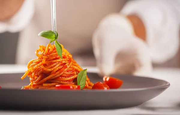 Chef Gloves White Uniform Using Tweezers Decorate Gourmet Dish Pasta — Stock Photo, Image