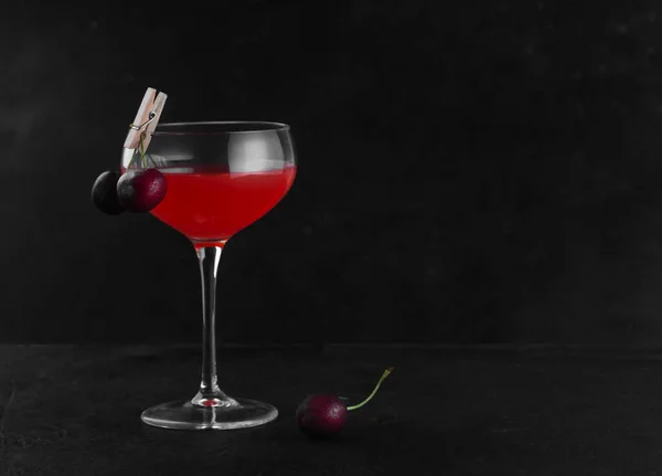 Ein Glas Mit Einem Alkoholischen Cocktail Roter Farbe Der Mit — Stockfoto