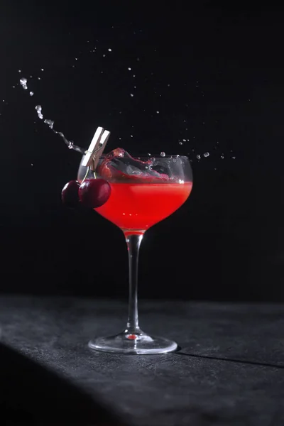 Een Glas Met Een Gekoelde Alcoholische Cocktail Gemaakt Door Een — Stockfoto
