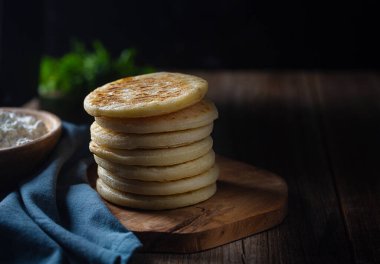 Arepa, mısır hamuru ve mısır unundan yapılan bir tür yemektir.
