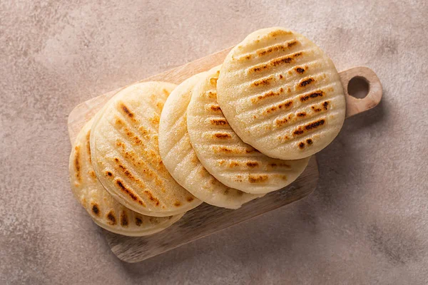 Arepa Είναι Ένα Είδος Γεύματος Από Αλεσμένη Ζύμη Καλαμποκιού Καλαμποκάλευρο — Φωτογραφία Αρχείου