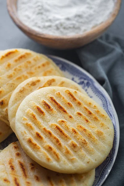 Arepa 是用哥伦比亚和委内瑞拉的传统食品 玉米粉制成的一餐 — 图库照片