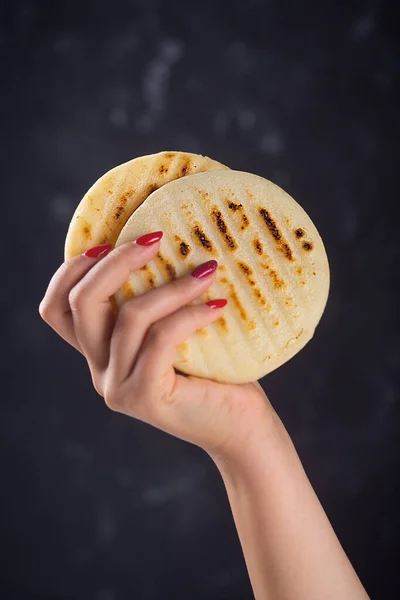 Mulher Detém Arepa Tipo Refeição Feita Farinha Milho Tradicional Culinária — Fotografia de Stock