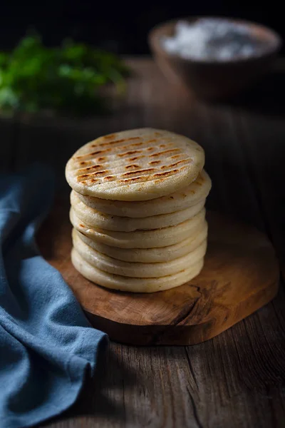 艾瑞帕是用磨碎的玉米面团 玉米粉 传统的哥伦比亚食品 深色和喜怒无常的风格制成的一餐 — 图库照片