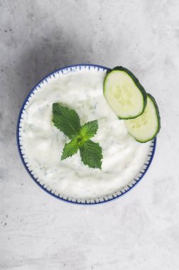 Geleneksel Hint Raita 'sı, salatalık, Yunan yoğurdu ve naneli.