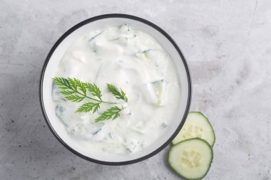 Geleneksel Hint Raita 'sı salatalık, yoğurt ve bitkilerle