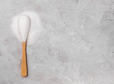 Üzerinde yazı olan saçılmış stevia tatlandırıcı. Boşluğu kopyala