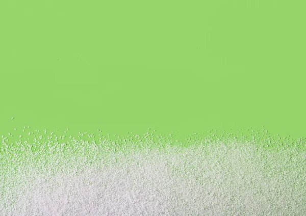 Verstreuter Süßstoff Ohne Kalorien Auf Grünem Hintergrund Kopierraum — Stockfoto