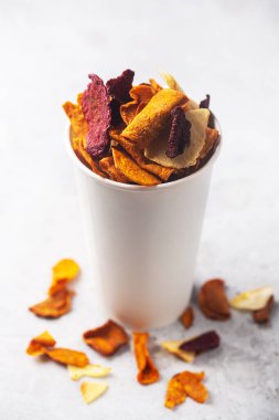 Sebzeli organik patates, pancar ve havuç cipsi.