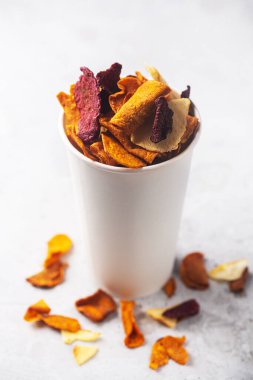 Sebzeli organik patates, pancar ve havuç cipsi.