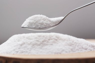 Doğal tatlandırıcıyı bir kazıktan kaşığa koyun.