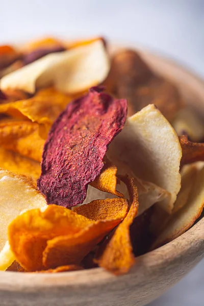 野菜チップジャガイモ ビート ボウルにニンジンのクローズアップ 選択的焦点 — ストック写真