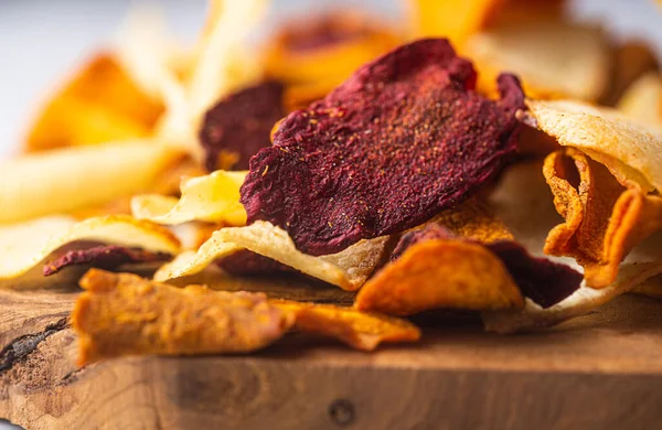 Vegetable Chips Potatoes Beets Carrots Laid Wooden Board Close Selective — Stock Photo, Image