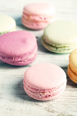 Tahta bir masada makarna.