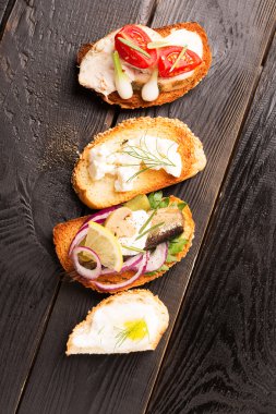 Ahşap bir siyah masa üzerinde lezzetli tapas 