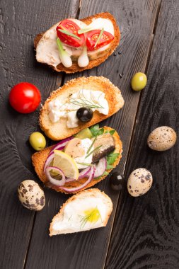 Ahşap bir siyah masa üzerinde lezzetli tapas 