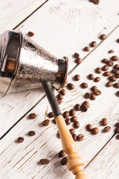 Kávé pot, és szétszórt kávé — Stock Fotó