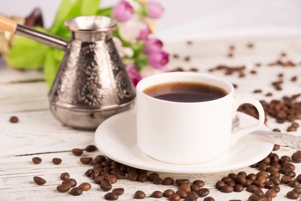 Caffettiera, tazza e caffè sparso — Foto Stock