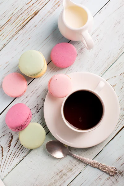 Taza de café y macarrones — Foto de Stock