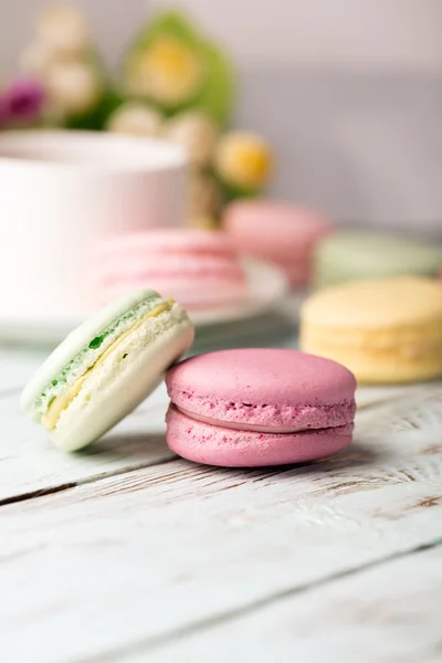 Macarons sur la table en bois — Photo