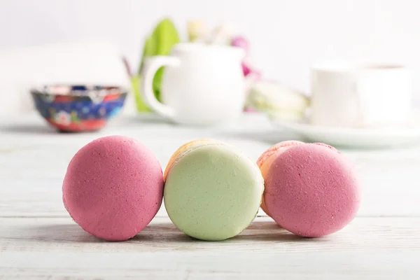 Macarons sur la table en bois — Photo