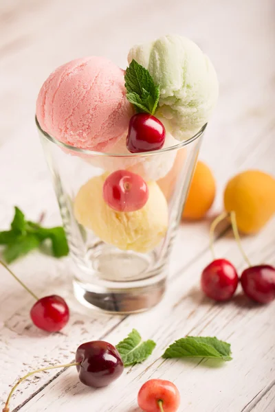 フルーツ入りのアイスクリーム — ストック写真