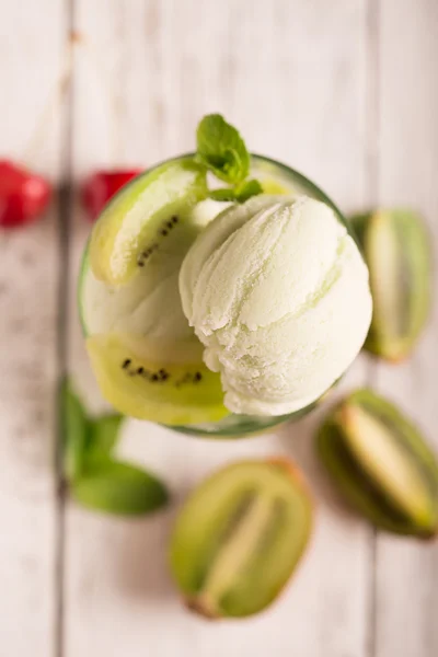 Kivi ile lezzetli dondurma — Stok fotoğraf