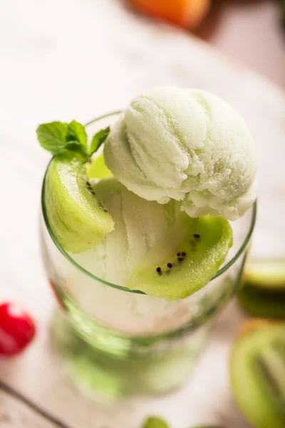 Läckra glass med kiwi — Stockfoto