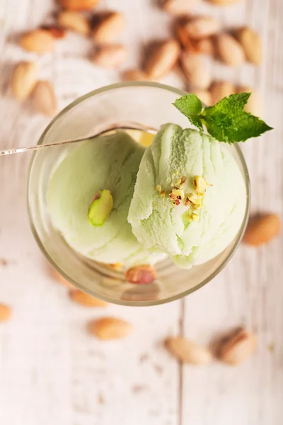 Läckra glass med pistagenötter — Stockfoto