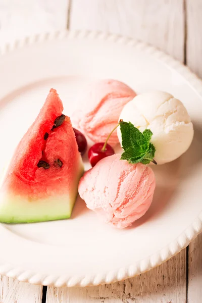 Вкусное мороженое с арбузом — стоковое фото